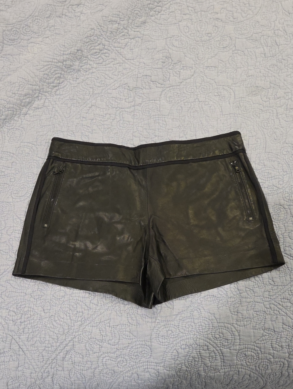 Alice + Olivia Black Genuine Goat Leather Front Zip Piped Shorts Size 6!